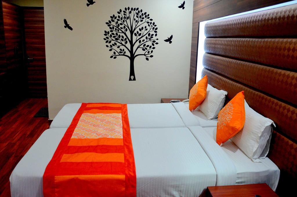 Geetika Galaxy Hotel Kanpur Exterior photo